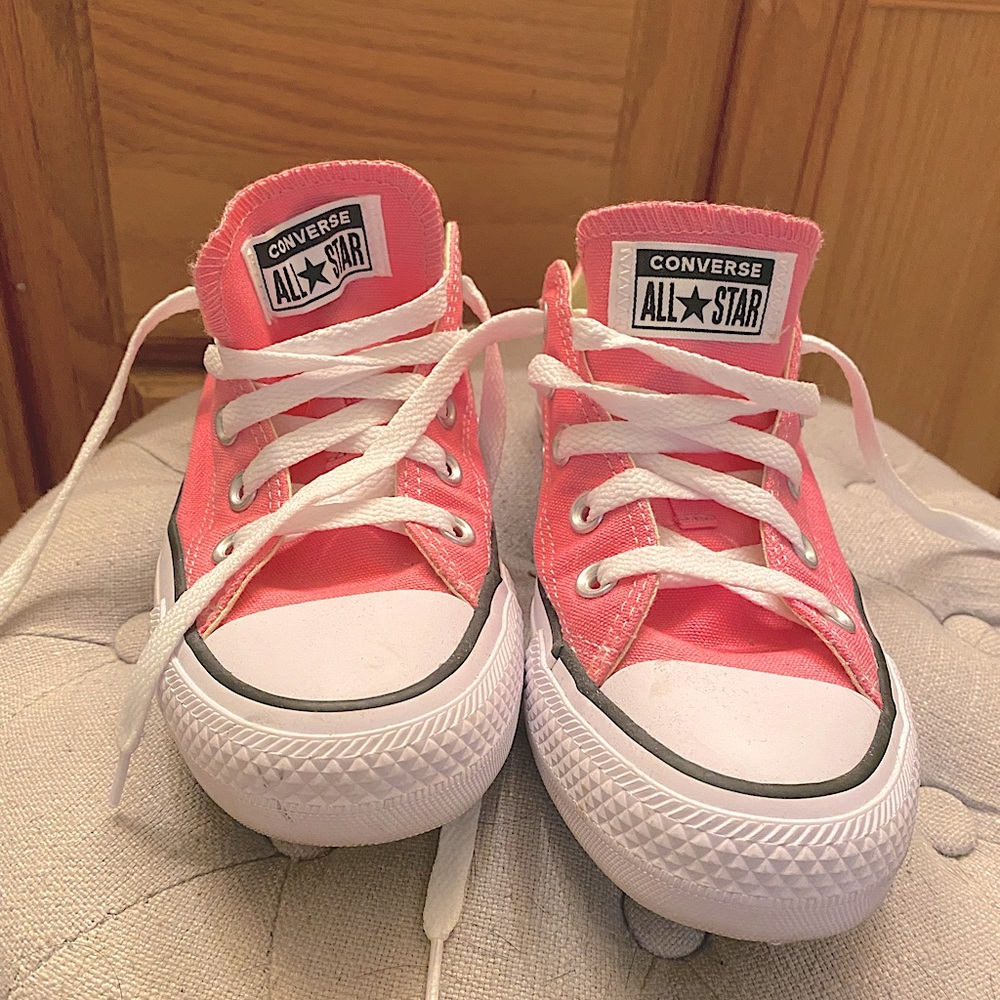 Converse . Pink size 6 women’s/4 men. EUC
